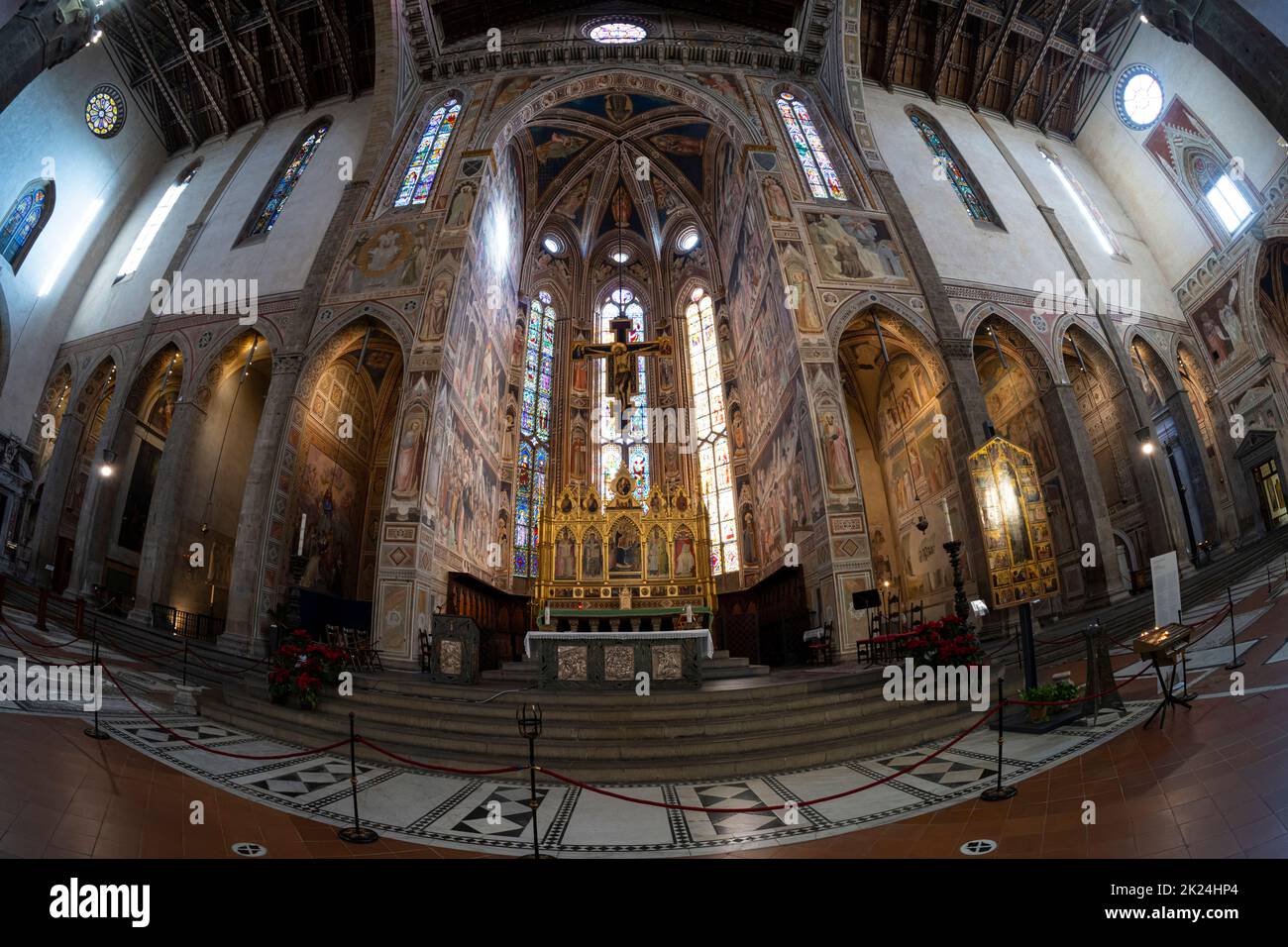 Firenze, Italia. Gennaio 2022. Vista fisheye dell'altare all'interno della basilica di Santa Croce nel centro della città Foto Stock