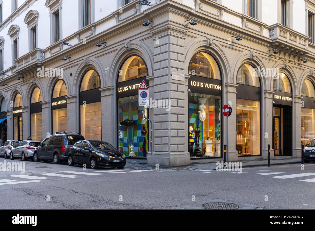 Firenze, Italia. Gennaio 2022. La vista delle finestre del negozio Louis Vuitton nel centro della città Foto Stock