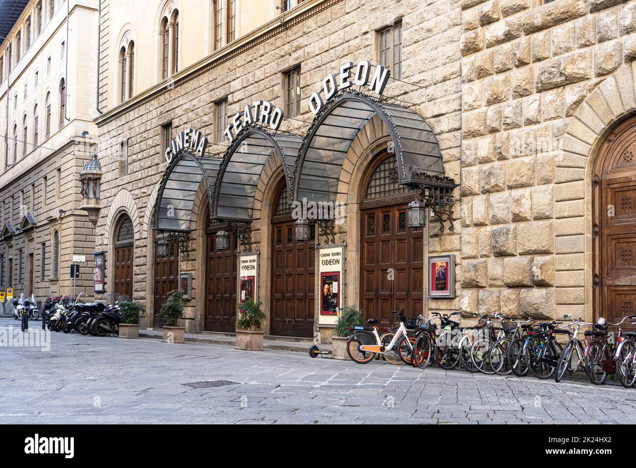 Firenze, Italia. Gennaio 2022. Vista esterna del cinema e teatro Odeon nel centro della città Foto Stock