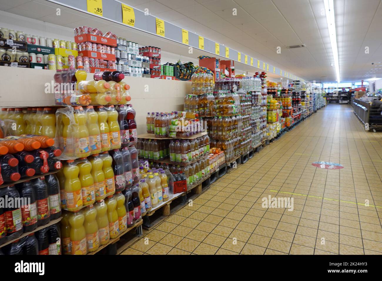 lange Regale mit Getränken in Plastikflaschen im Supermarkt - Symbolbild Foto Stock