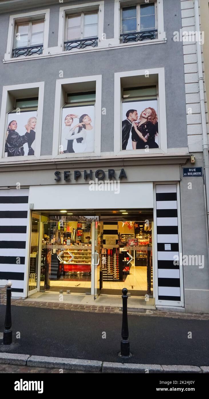 Colmar, Francia - 30 dicembre 2021: Vari colori di rossetti a Sephora, Sephora è un marchio francese e una catena di negozi di cosmetici Foto Stock