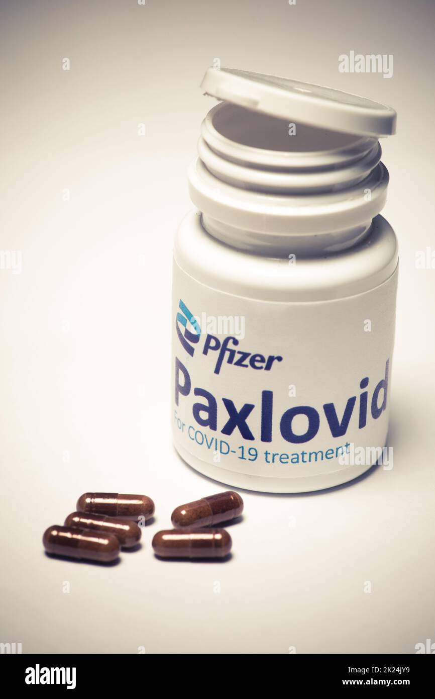 Bucarest, Romania - 1 febbraio 2022: Immagine editoriale illustrativa di concetto di pillola antivirale orale Paxlovid sviluppato da Pfizer. Virus corona Cov Foto Stock