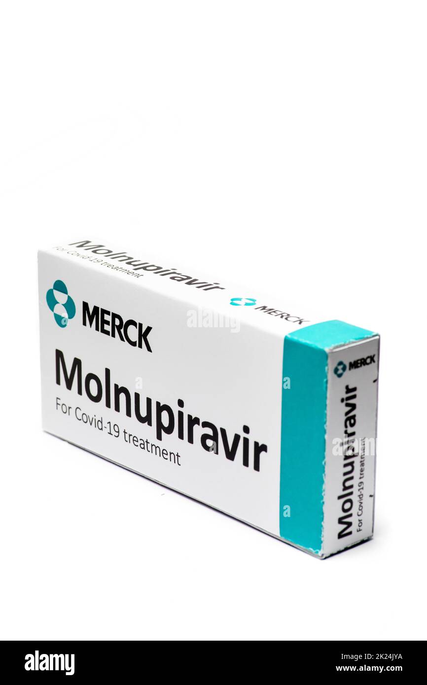 Bucarest, Romania - 2 febbraio 2022: Immagine illustrativa del concetto editoriale della pillola antivirale orale Molnupiravir sviluppato da Merck. Virus corona Foto Stock