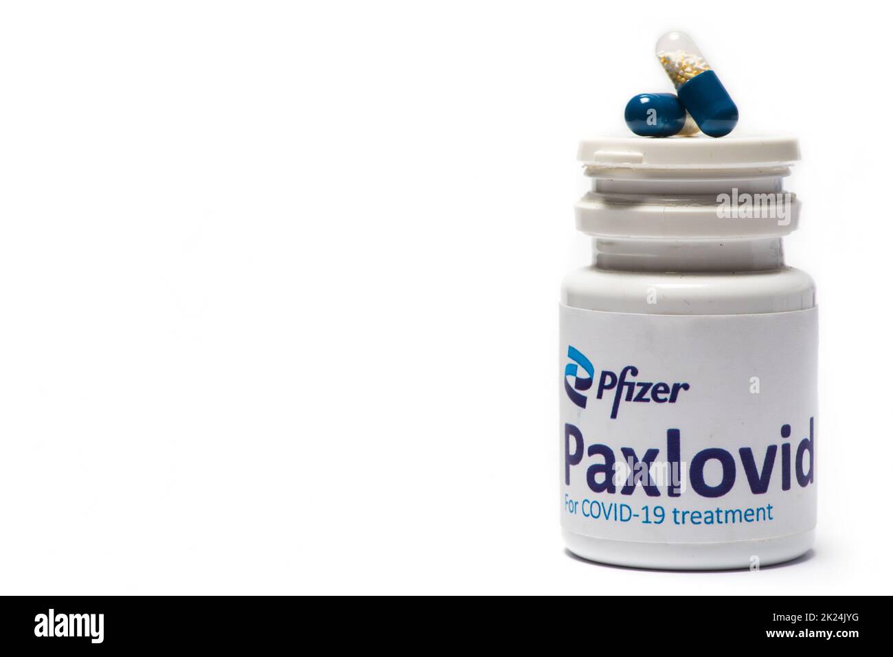 Bucarest, Romania - 2 febbraio 2022: Immagine editoriale illustrativa di concetto di pillola antivirale orale Paxlovid sviluppato da Pfizer. Virus corona Cov Foto Stock