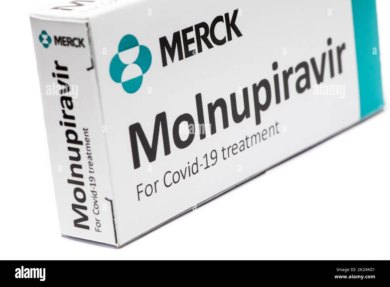 Bucarest, Romania - 2 febbraio 2022: Immagine illustrativa del concetto editoriale della pillola antivirale orale Molnupiravir sviluppato da Merck. Virus corona Foto Stock