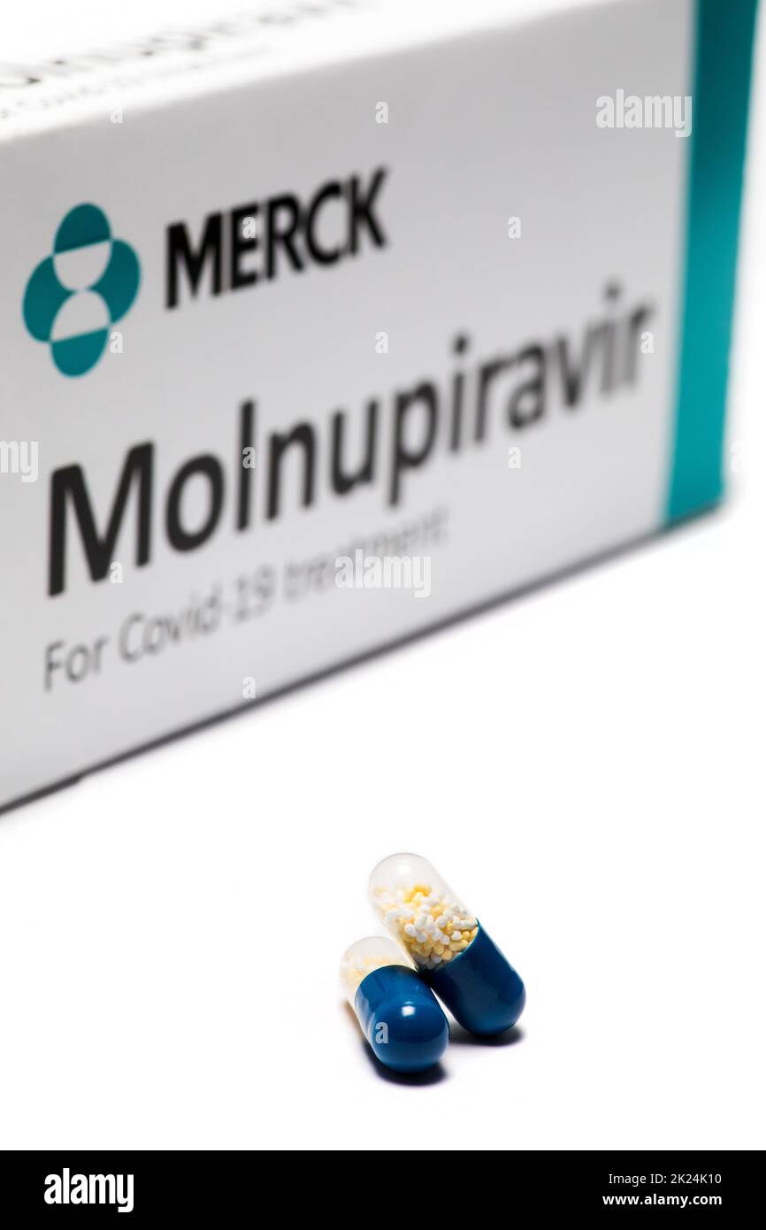 Bucarest, Romania - 2 febbraio 2022: Immagine illustrativa del concetto editoriale della pillola antivirale orale Molnupiravir sviluppato da Merck. Virus corona Foto Stock