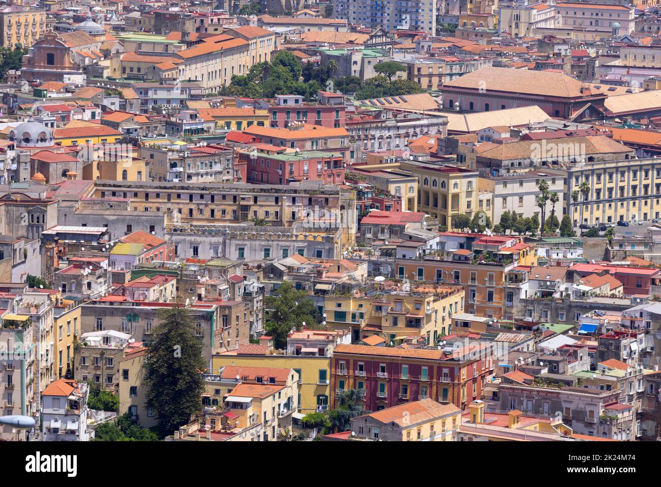 Napoli, Italia - 27 giugno 2021: Veduta aerea generale della città, edifici densi, progressiva urbanizzazione della città Foto Stock