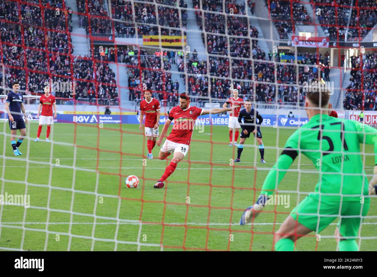 Vincenzo Grifo (SC Freiburg) hämmert den Foulelfmeter zum 1:0 in die Maschen, TorwartMarcel Lotka (Hertha BSC Berlin) ist machtlos beim Spiel der 1. F Foto Stock
