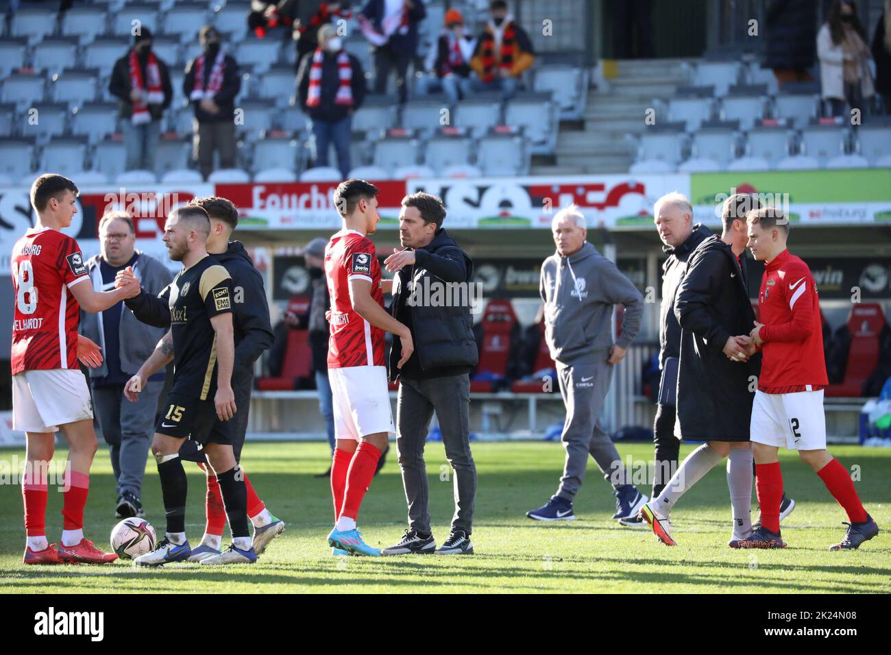 Die Freiburger Spieler v.li. Yannik Engelhardt (SC Freiburg II U23), und Kammerknecht Claudio (SC Freiburg II U23) genießen mit Trainer Thomas Foto Stock