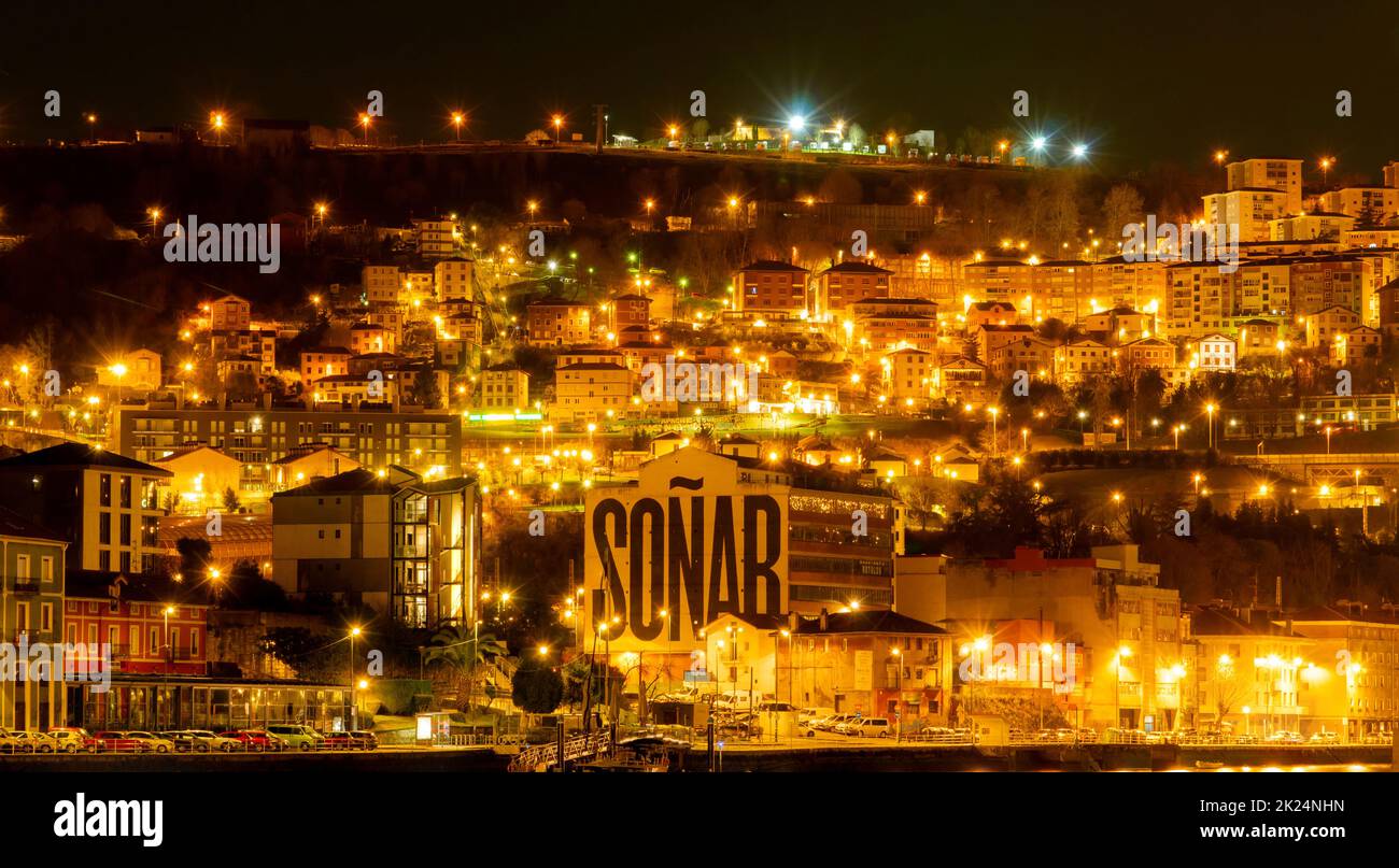 BILBAO, SPAGNA-19 DICEMBRE 2021 : paesaggio urbano della città di Bilbao di notte con luce arancione di lampione. Punti di riferimento di Bilbao, Spagna. Bellissimo edificio Foto Stock