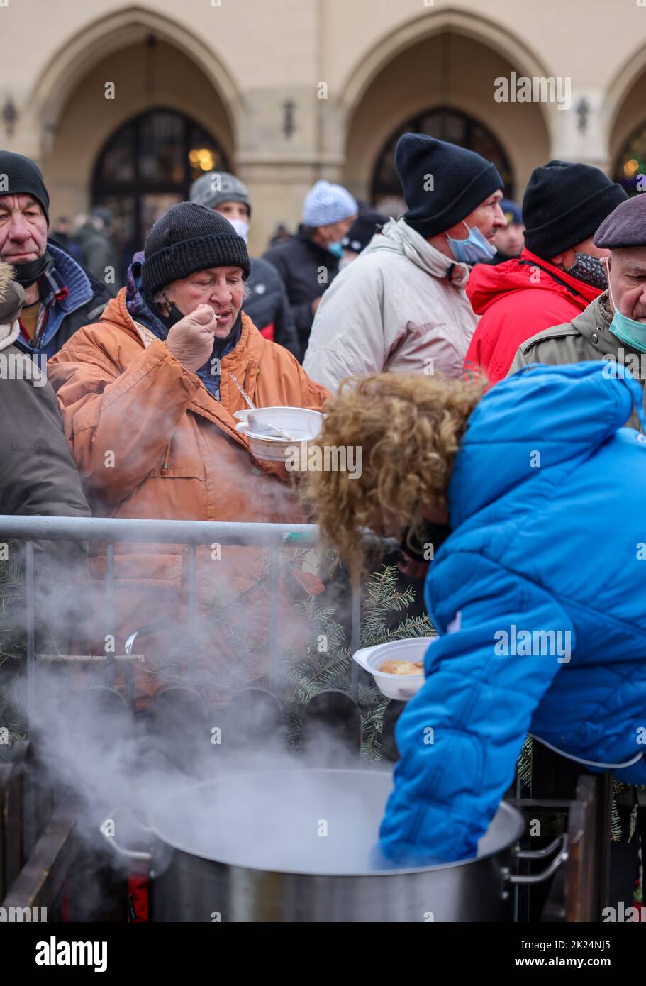 Cracovia, Polonia - 19 dicembre 2021: Vigilia di Natale per poveri e senzatetto sulla piazza principale di Cracovia. Nonostante la pandemia di Covid, il gruppo Kosciuszko preparò Foto Stock