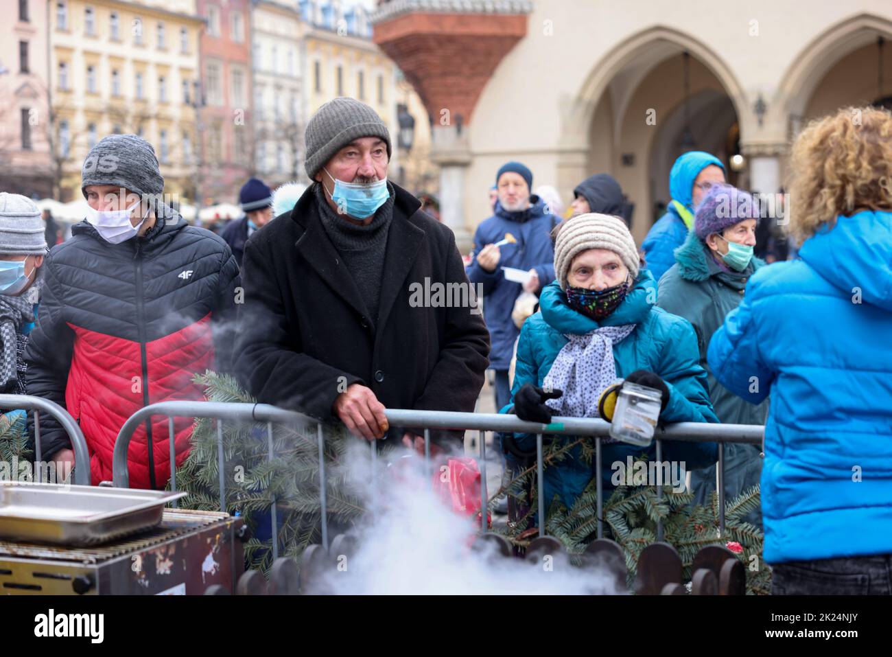 Cracovia, Polonia - 19 dicembre 2021: Vigilia di Natale per poveri e senzatetto sulla piazza principale di Cracovia. Nonostante la pandemia di Covid, il gruppo Kosciuszko preparò Foto Stock