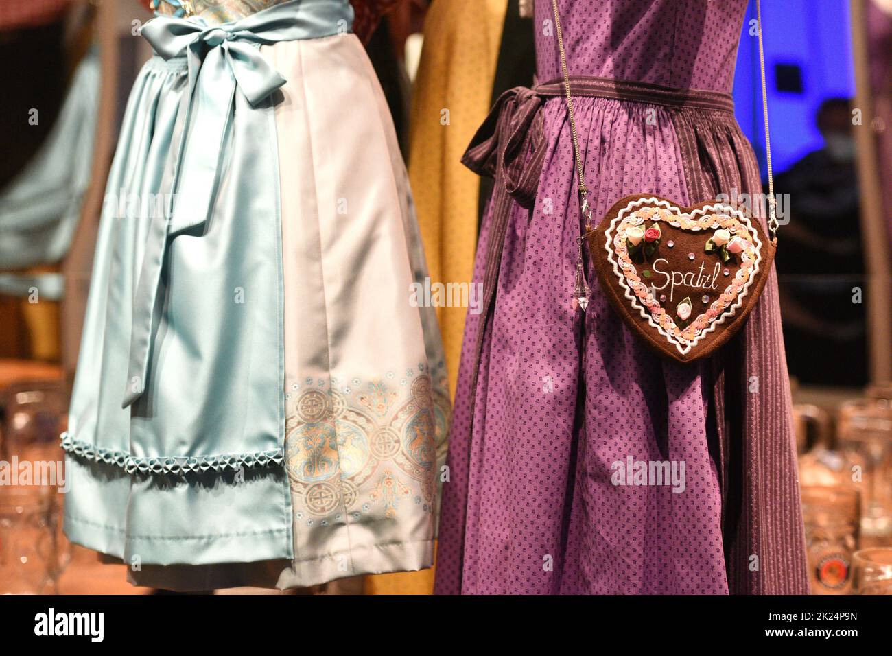 Collana di Perle a 3 Fili, Catena Tradizionale da Donna per Dirndl, Catena di gozzo per l`Oktoberfest (Bianco Crema