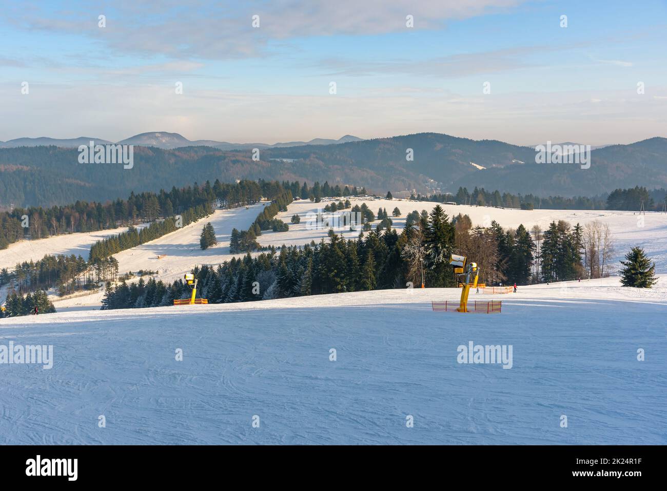Vista panoramica invernale delle montagne di Beskid Sadecki dalla pista da sci di Krynica Zdroj, Polonia Foto Stock