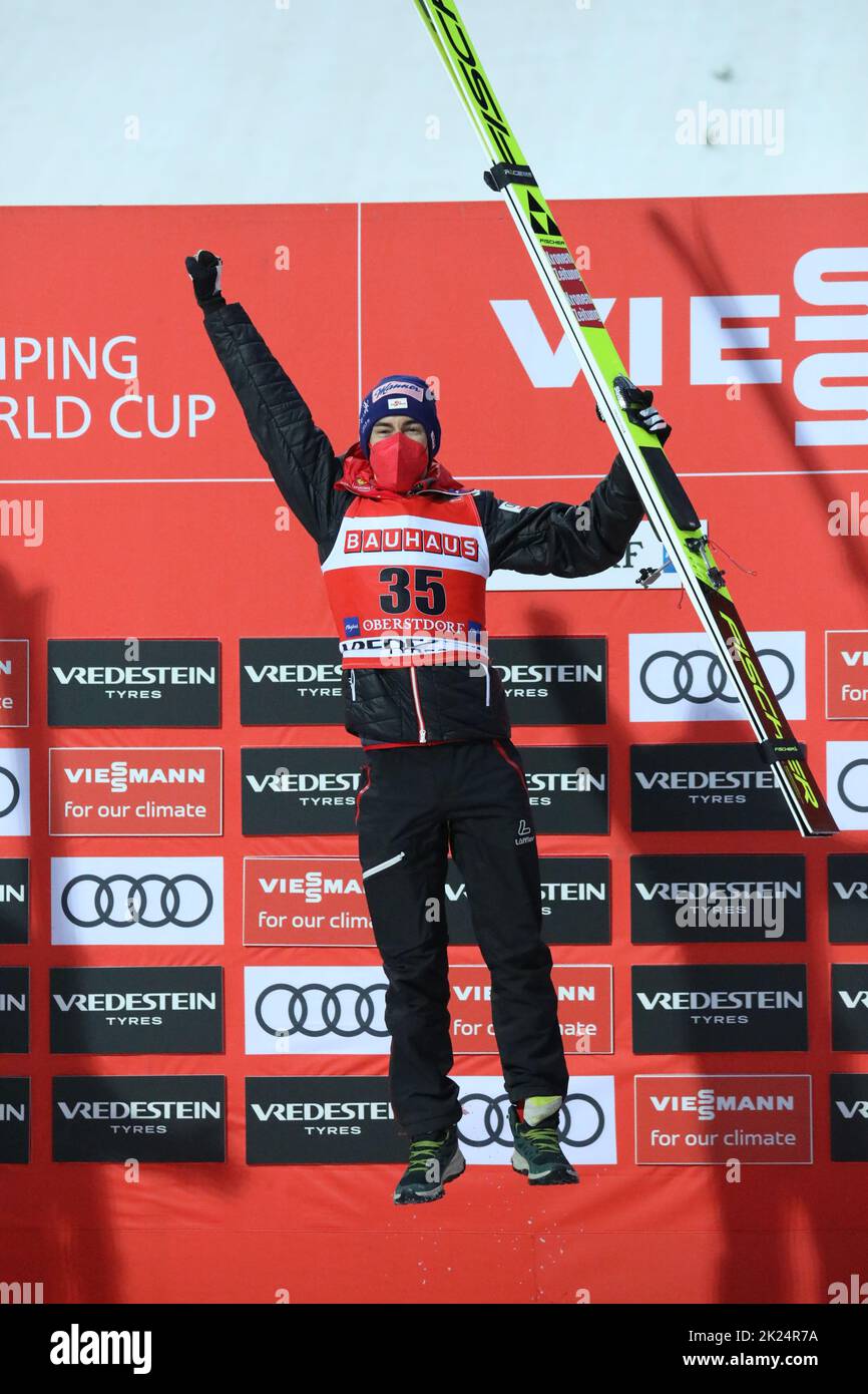 Freudensprung über den Tagessieg: Stefan Kraft (Österreich / AUT) bei der Siegerehrung zum FIS-Weltcup 2022 Skifliegen Oberstdorf Foto Stock