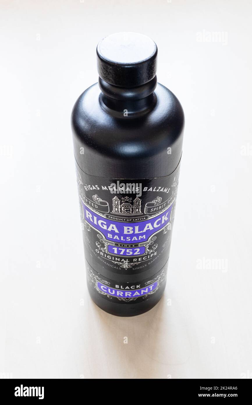 Mosca, Russia - 20 marzo 2022: Bottiglia chiusa di riga Black Balsam su tavola pallida. Riga Black Balsam è probabilmente il più antico amaro del mondo, l'h Foto Stock