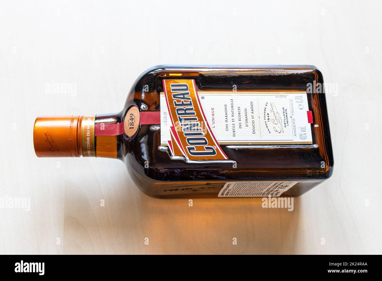 Mosca, Russia - 20 marzo 2022: Bottiglia di liquore francese Cointreau su tavola pallida. Cointreau è un liquore al triplo sec aromatizzato all'arancia prodotto in Foto Stock