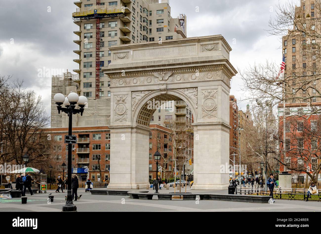 Washington Square Arch, New York City durante una fredda giornata invernale con poche persone nel parco, coperto, lampione in prima linea, orizzontale Foto Stock