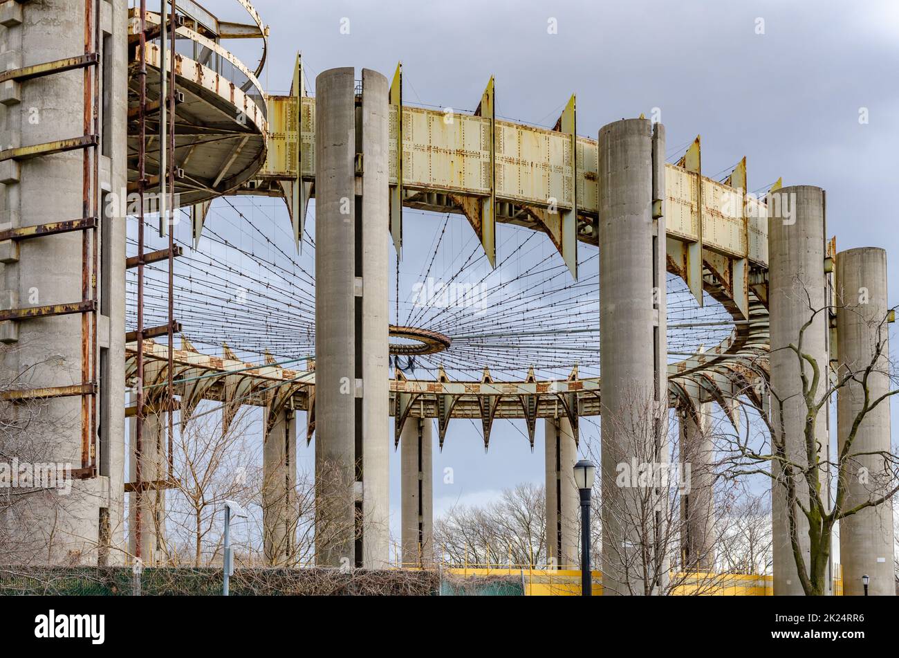 Queens Theatre close-up, Flushing-Meadows-Park, Queens, New York City durante la giornata invernale sovrastante, orizzontale Foto Stock