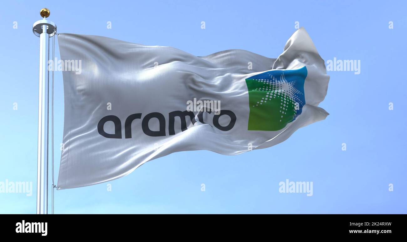 Dhahran, SA, marzo 2022: La bandiera della compagnia petrolifera Aramco che sventola nel vento. Aramco è la società nazionale Saudita di idrocarburi Foto Stock