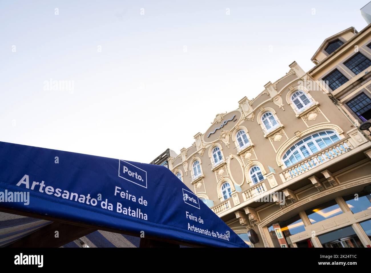 Porto, Portogallo. Marzo 2022. I gazebo della fiera dell'artigianato di Batalha nel centro della città Foto Stock
