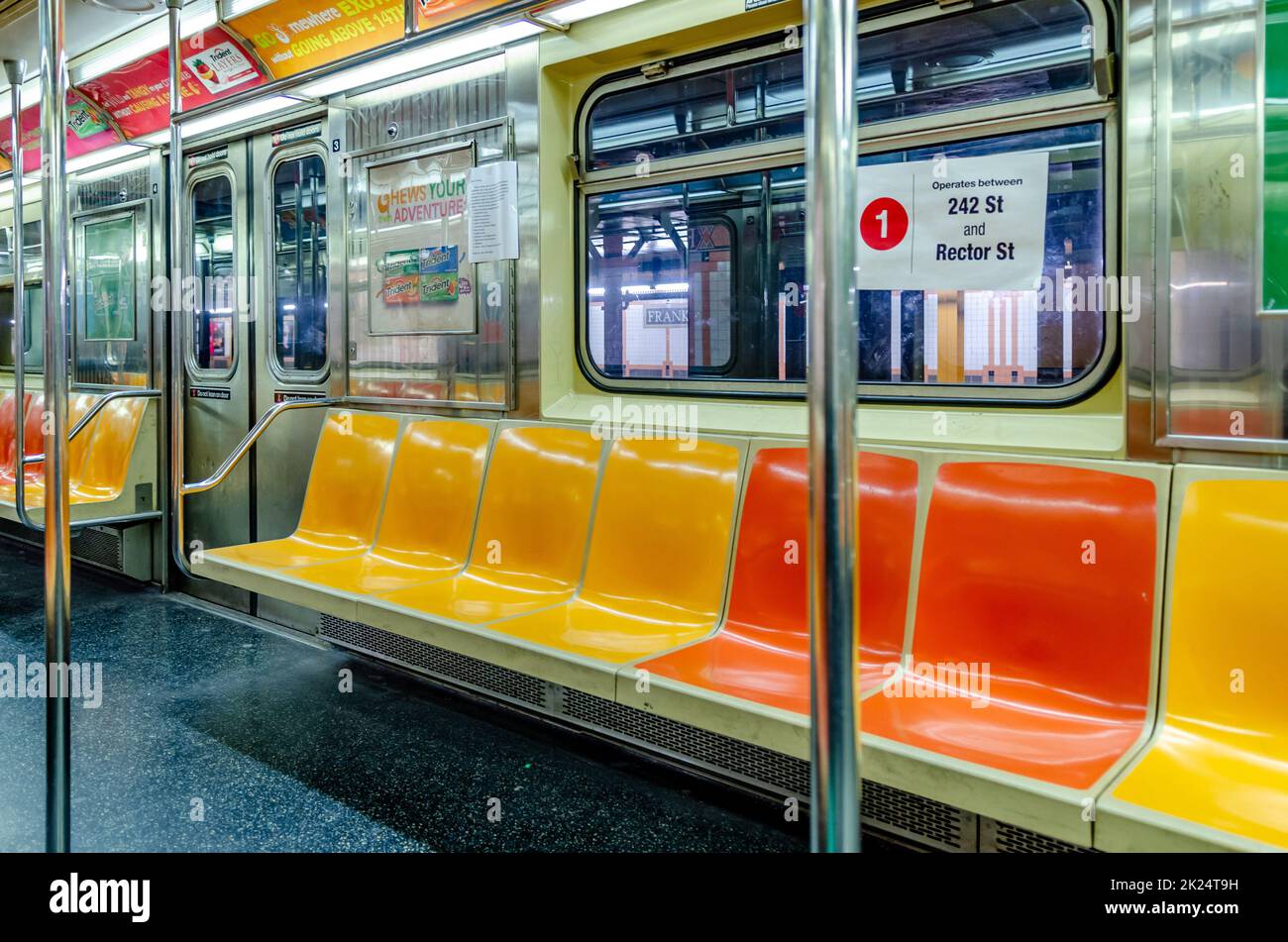 Metropolitana di New York con posti a sedere di colore giallo e arancione, senza persone, 242 St e Rector St Sign in the Window, orizzontale Foto Stock