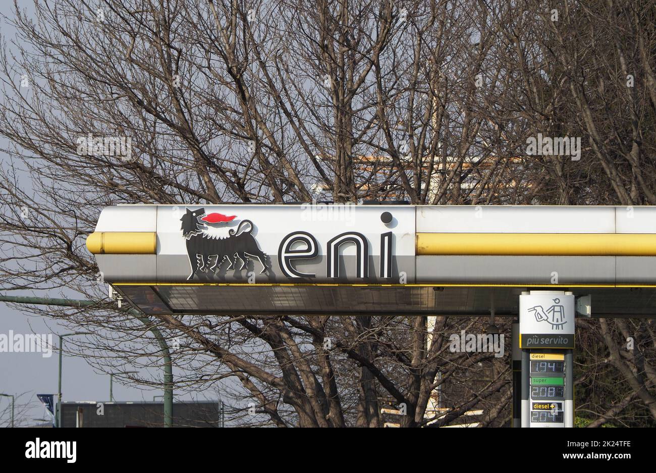 TORINO, ITALIA - CIRCA FEBBRAIO 2022: Segno di cane a sei zampe Eni Foto Stock