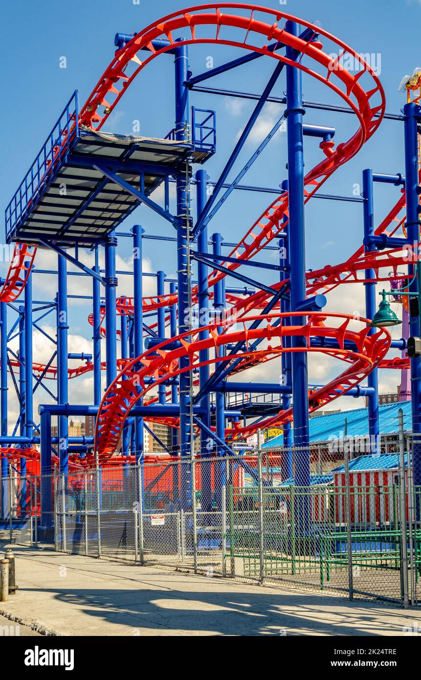 Soarin' Eagle Rollercoaster di colore rosso e blu, da vicino al Luna Park Amusement Park, Coney Island, Brooklyn, New York City durante la giornata invernale con Foto Stock