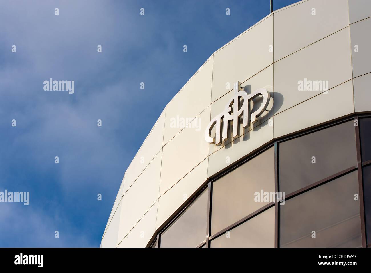 Anapa, Russia - 6 novembre 2021: Il logo del Fondo pensioni della Federazione Russa sulla facciata dell'edificio, sullo sfondo vi è un b Foto Stock