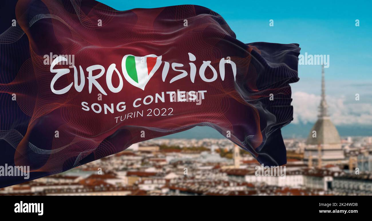 Torino, Italia, Gennaio 2022: La bandiera del logo Eurovisione Song Contest 2022 sventola nel vento con il paesaggio sfocato della città di Torino. L'edizio del 2022 Foto Stock