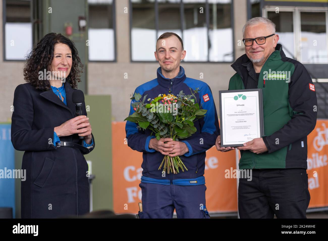 Alla fiera della bicicletta VELOBerlin all'aeroporto di Tempelhof, la senatrice di mobilità Bettina Jarasch premia due progetti con il commit 'Fahrrad Berlin' 2022 Foto Stock