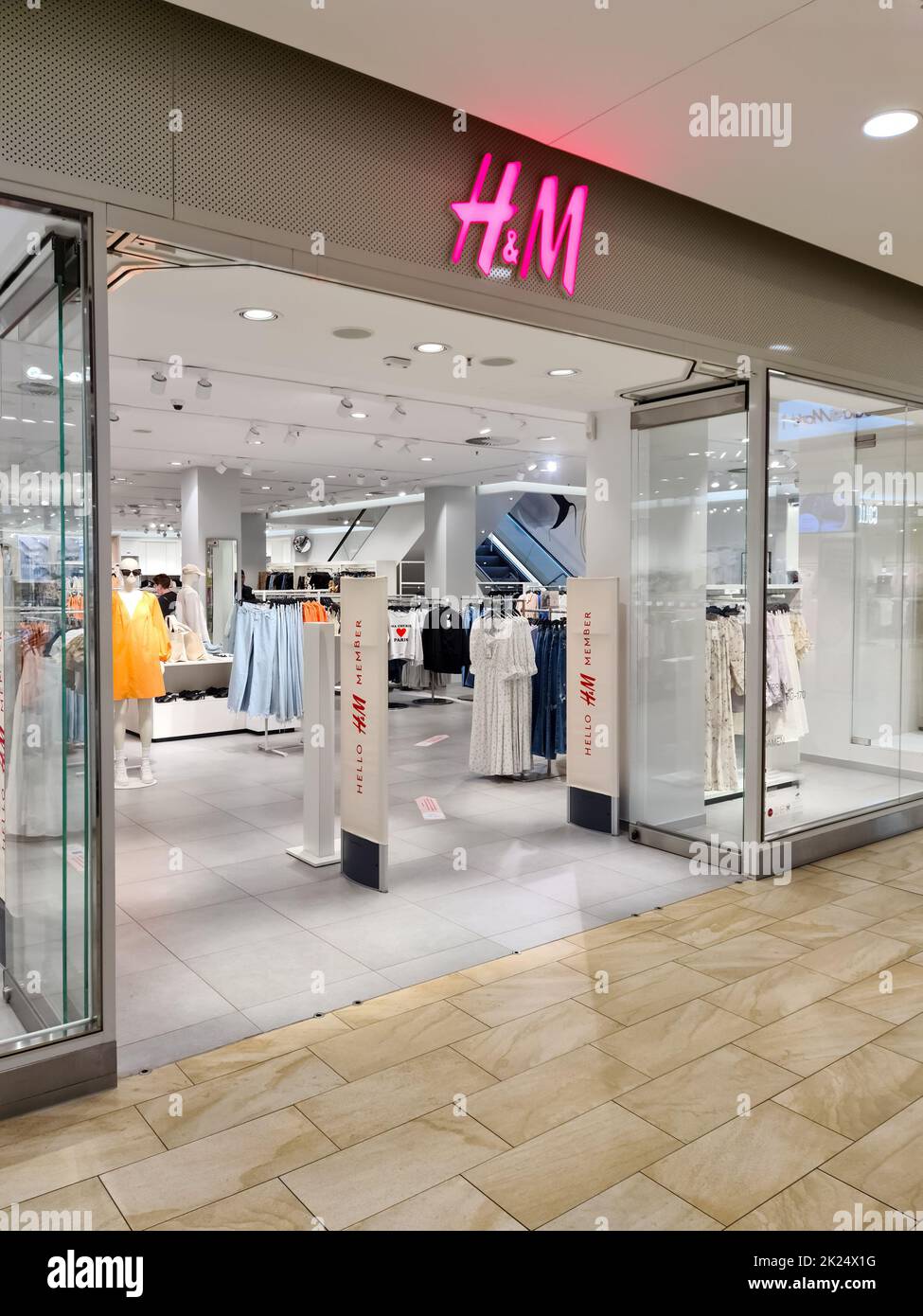 Neumuenster, Germania - 16. Aprile 2022: Zona d'ingresso di un negozio H&M nel centro della città tedesca Foto Stock