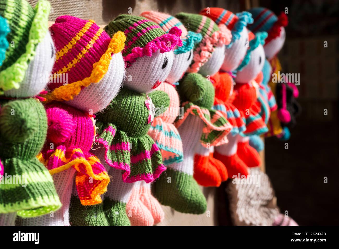 Masuleh, IRAN - 22 dicembre 2017 bambole colorate a maglia fatte a mano in diversi colori nel negozio di souvenir bazaar. Provincia di Gilan Foto Stock