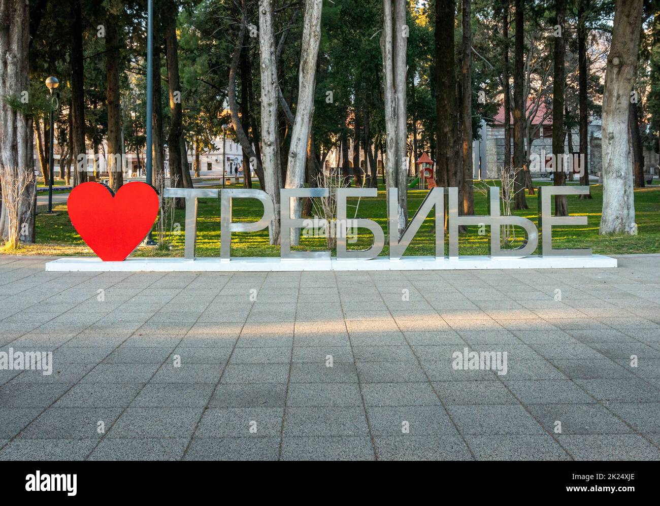 Un segno cuore Trebinje con grandi lettere d'acciaio, la traduzione è Love Trebinje, nel Gradski Park, Trebinje, Bosnia ed Erzegovina Foto Stock