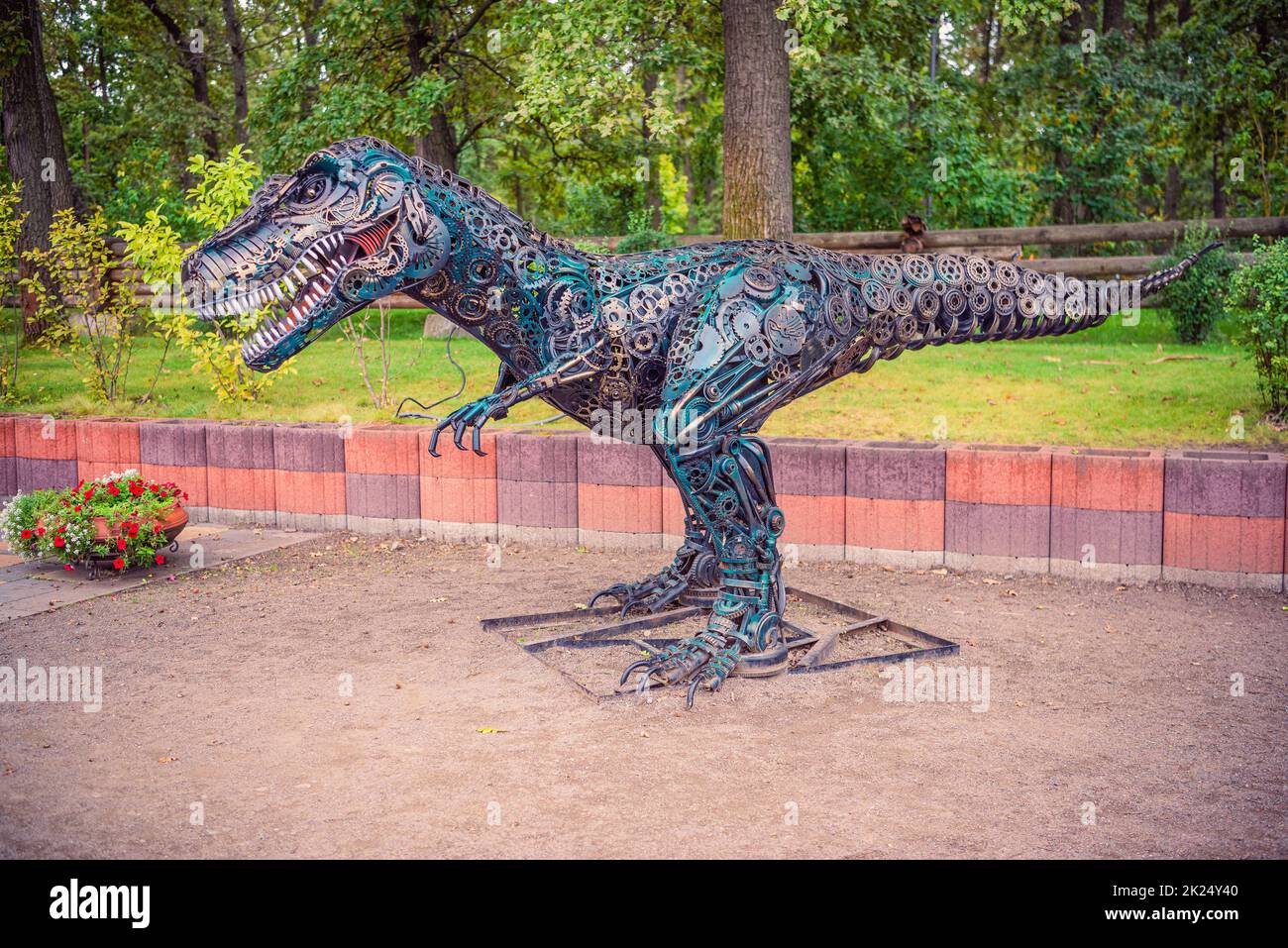 Scultura in metallo Tyrannosaurus rex T-rex realizzata con ingranaggi e parti in metallo nel Parco Centrale di Bucha. Ucraina Foto Stock