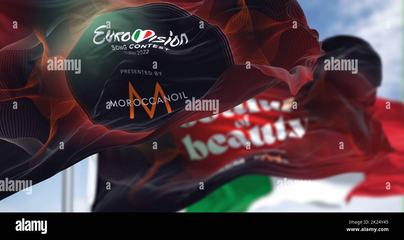 Torino, Italia, gennaio 2022: Le bandiere del Concorso Eurovisione Song 2022 sventolano nel vento. L'edizione 2022 si svolgerà a Torino dal 10 Foto Stock