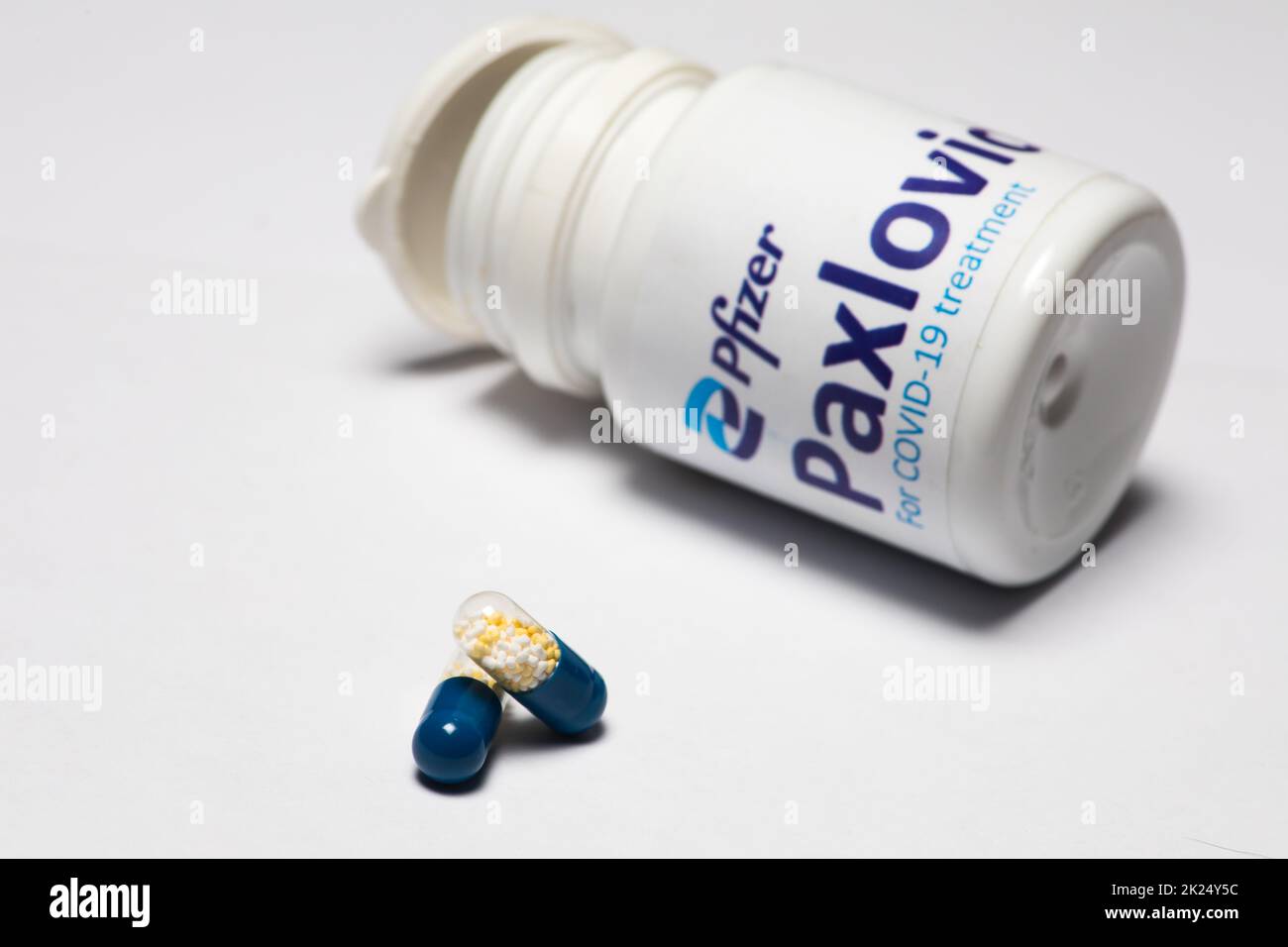 Bucarest, Romania - 1 febbraio 2022: Immagine editoriale illustrativa di concetto di pillola antivirale orale Paxlovid sviluppato da Pfizer. Virus corona Cov Foto Stock