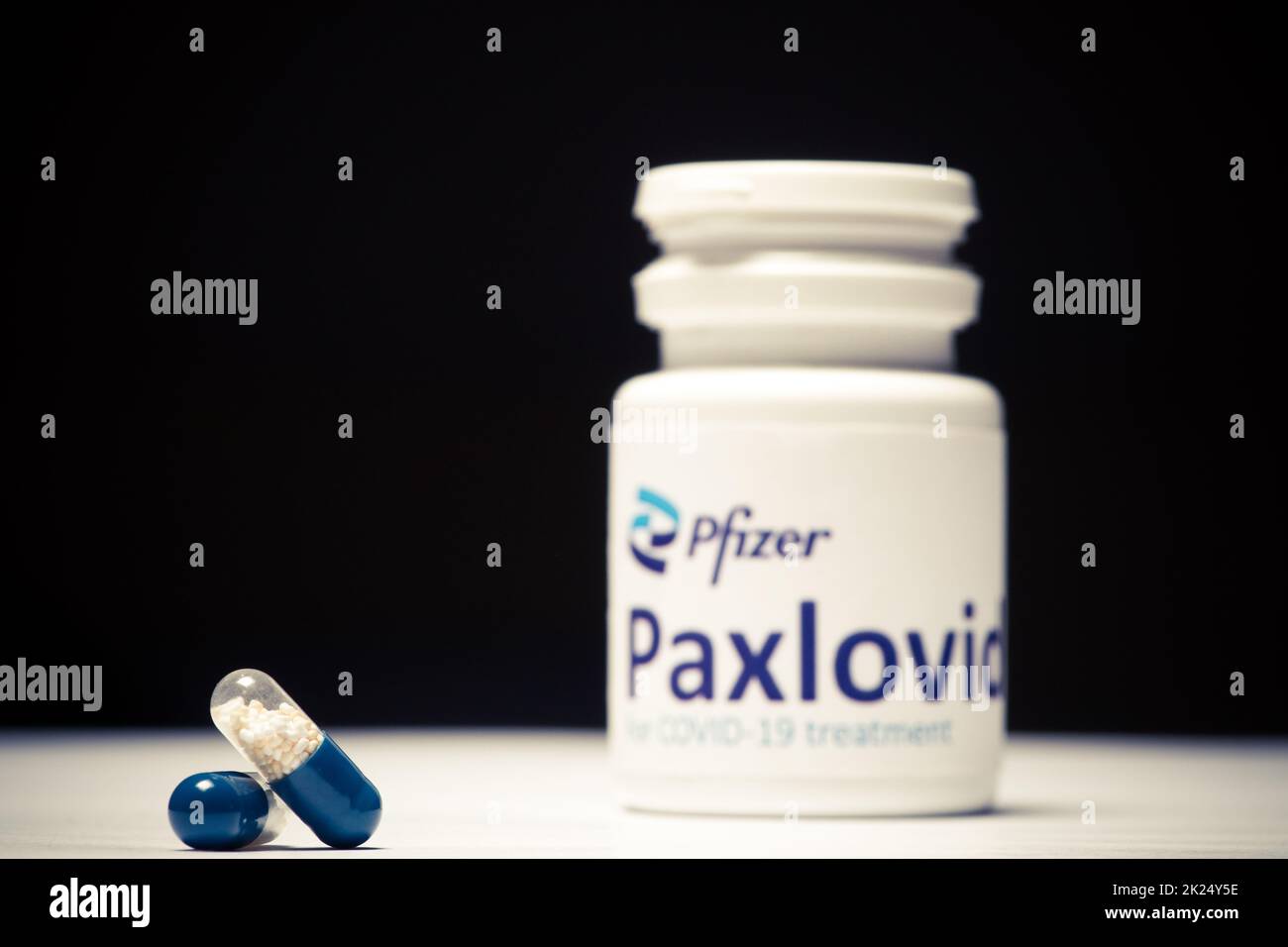 Bucarest, Romania - 1 febbraio 2022: Immagine editoriale illustrativa di concetto di pillola antivirale orale Paxlovid sviluppato da Pfizer. Virus corona Cov Foto Stock