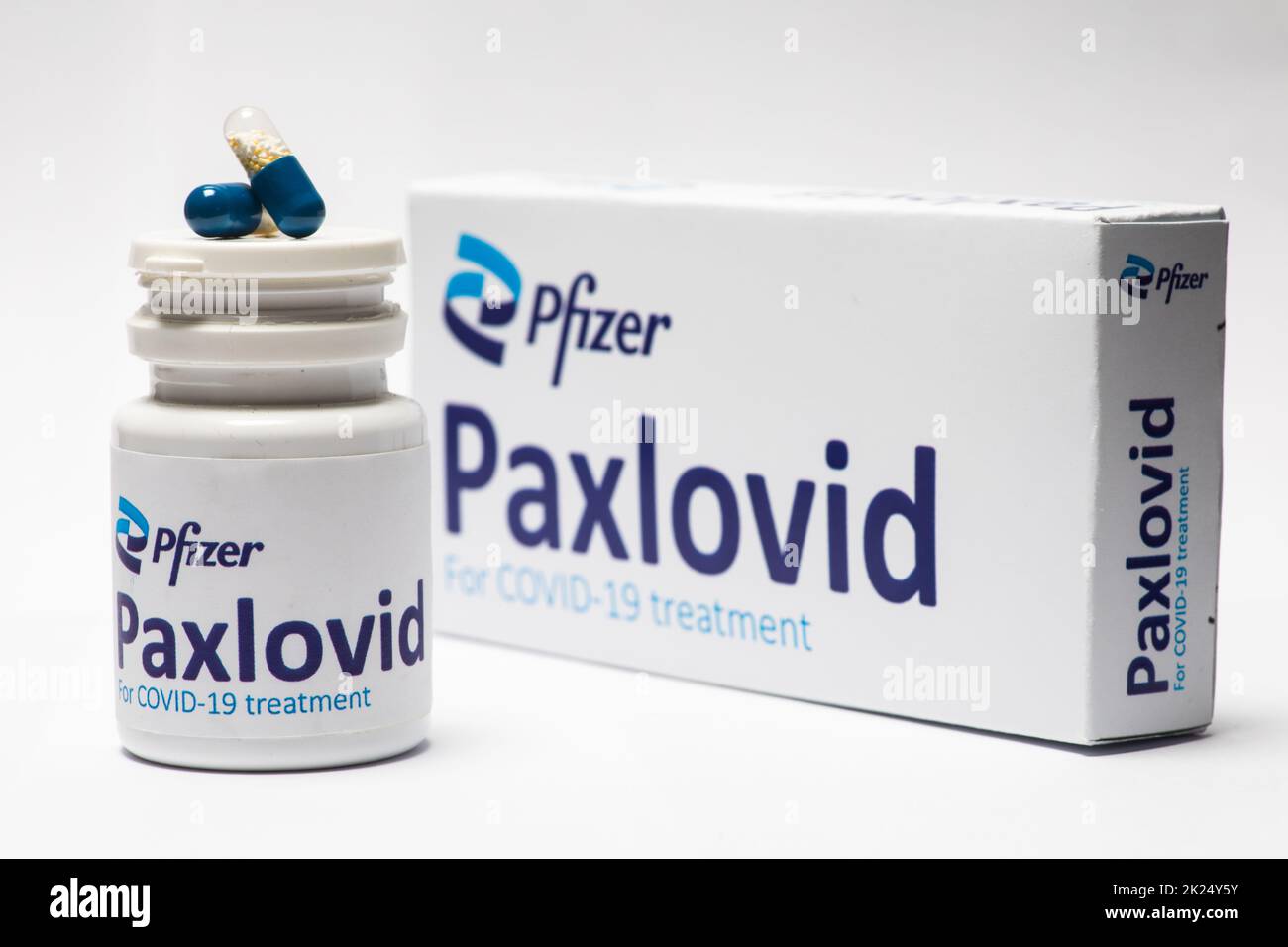 Bucarest, Romania - 1 febbraio 2022: Immagine editoriale illustrativa di concetto di pillola antivirale orale Paxlovid sviluppato da Pfizer. Virus corona Cov Foto Stock