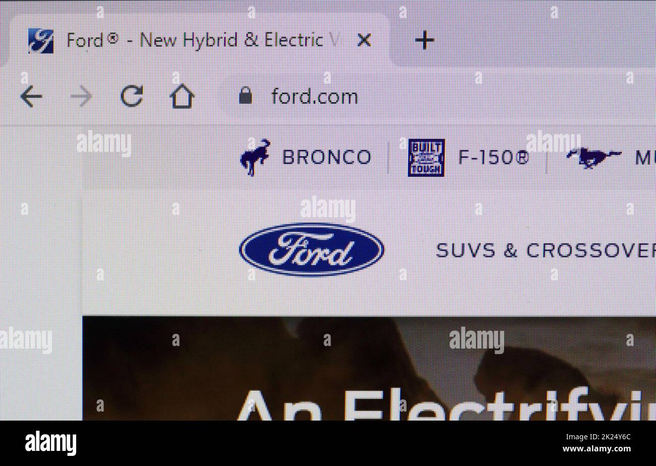 Amburgo, Germania - 01. Mai 2022: Primo piano del sito web della vettura compary Ford su un pannello monitor LCD Foto Stock