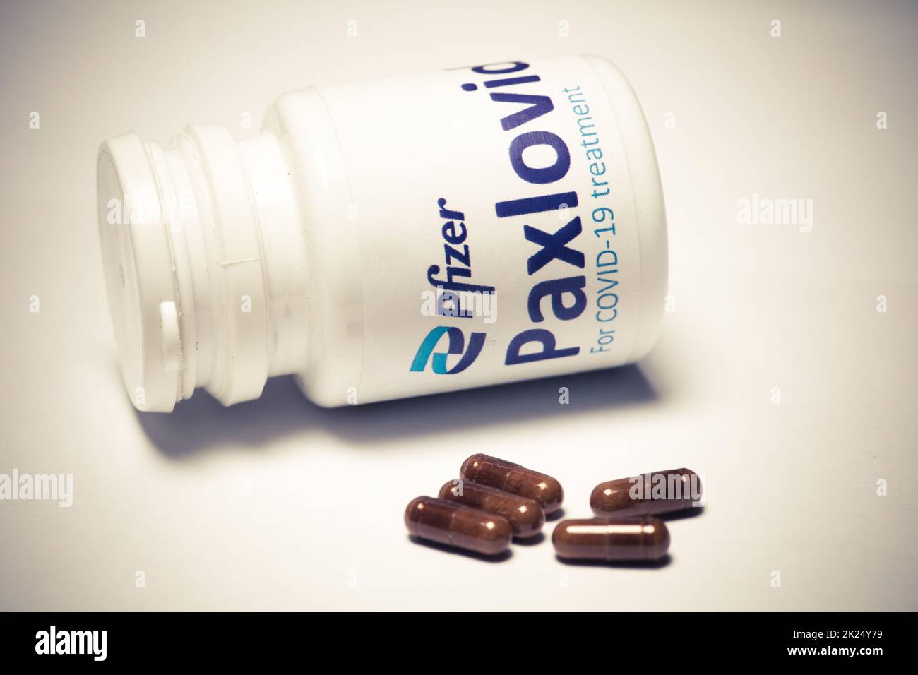 Bucarest, Romania - 1 febbraio 2022: Immagine editoriale illustrativa di concetto di pillola antivirale orale Paxlovid sviluppato da Pfizer. Virus corona Cov Foto Stock