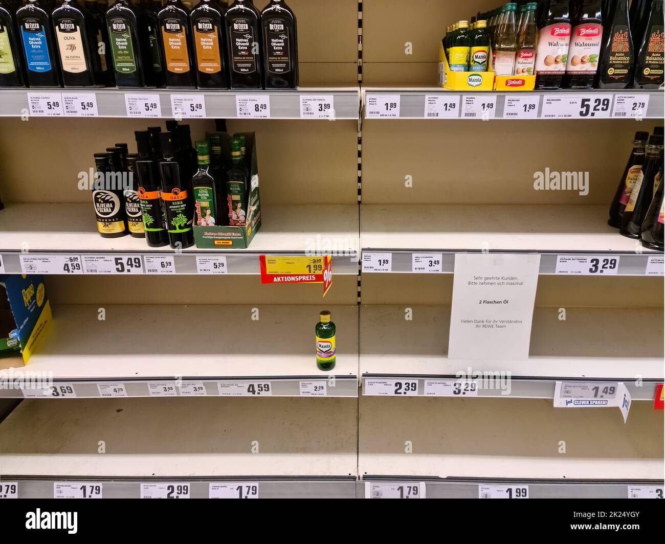 Kiel, Germania - 03. 2022 maggio: Uno scaffale vuoto con olio da cucina in un supermercato tedesco durante la guerra Ucraina Foto Stock