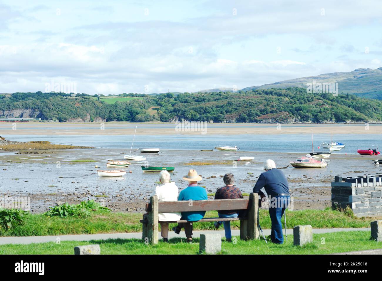 Borth y Gest - Galles - Settembre 14 2022 : spiaggia appartata. I turisti si rilassano e guardano la vista sull'estuario e sulla baia. Mare britannico in estate d Foto Stock