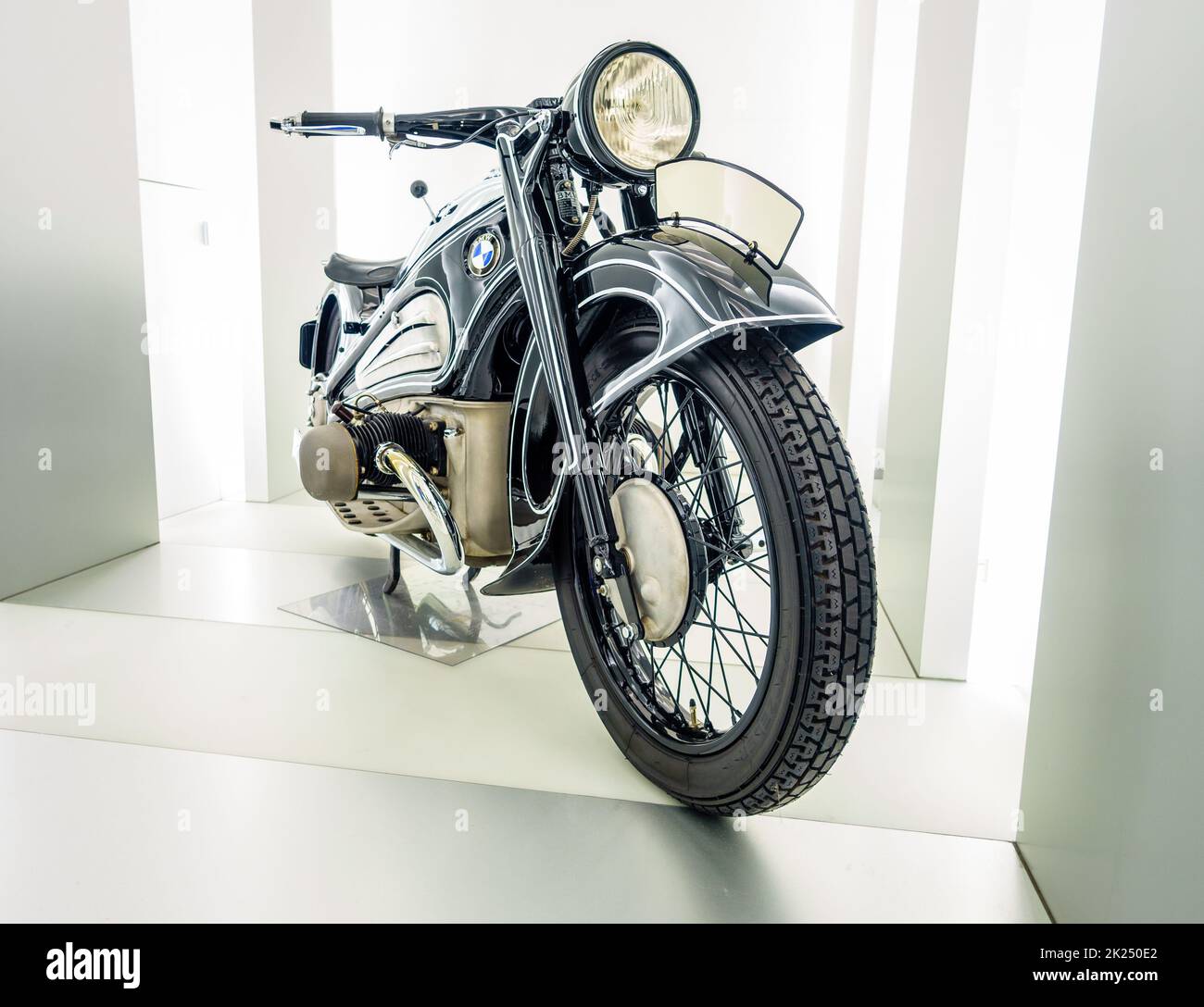 Monaco di Baviera, Germania, 29 settembre 2015: 1937 BMW R7 classica moto al Museo BMW a Monaco di Baviera, Germania Foto Stock