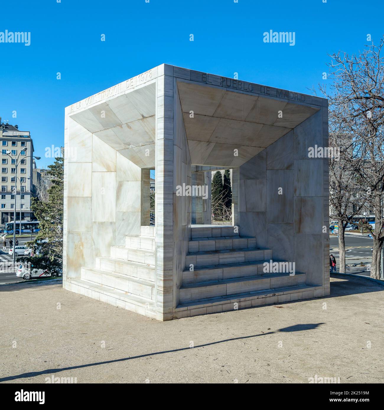 MADRID, SPAGNA - 12 GENNAIO 2022: 'Documento alla Costituzione del 1978', un'opera scultorea di Madrid, situata di fronte al Museo della Scie Naturale Foto Stock