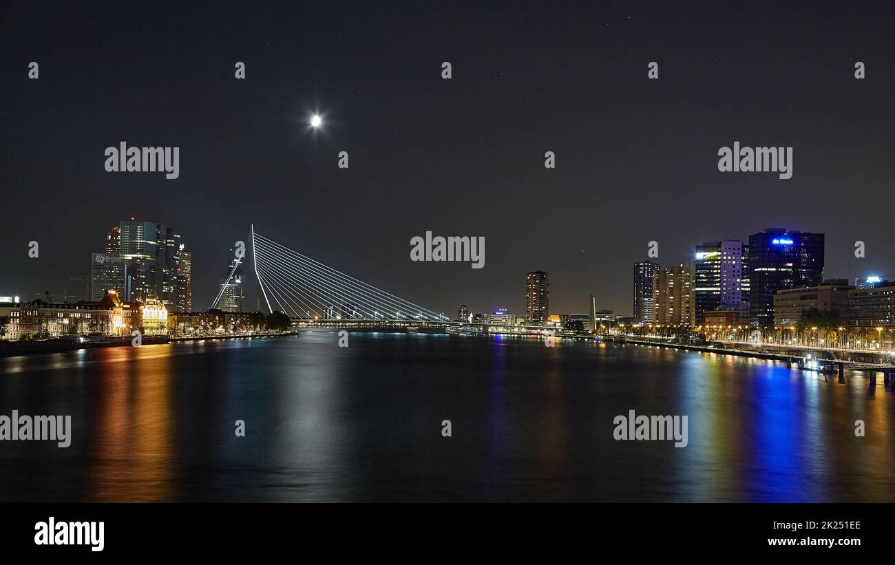 Rotterdam, Paesi Bassi - circa 2019: Ponte via cavo Erasmus a Rotterdam Foto Stock