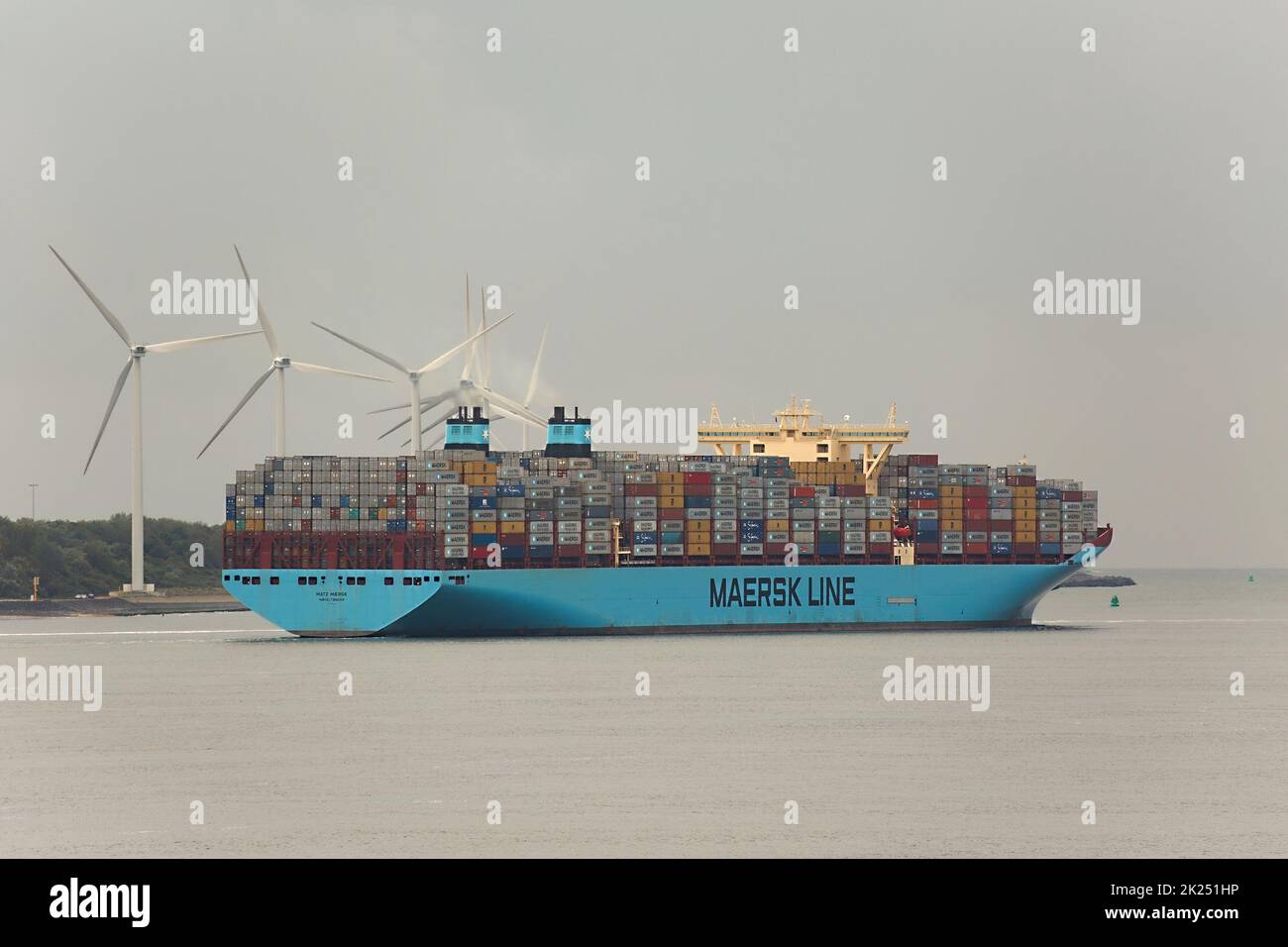 ROTTERDAM, PAESI BASSI - CIRCA 2017: Nave container Maersk Triple classe e che affolla nel porto di Rotterdam. È una delle più grandi navi portacontainer, 4 Foto Stock