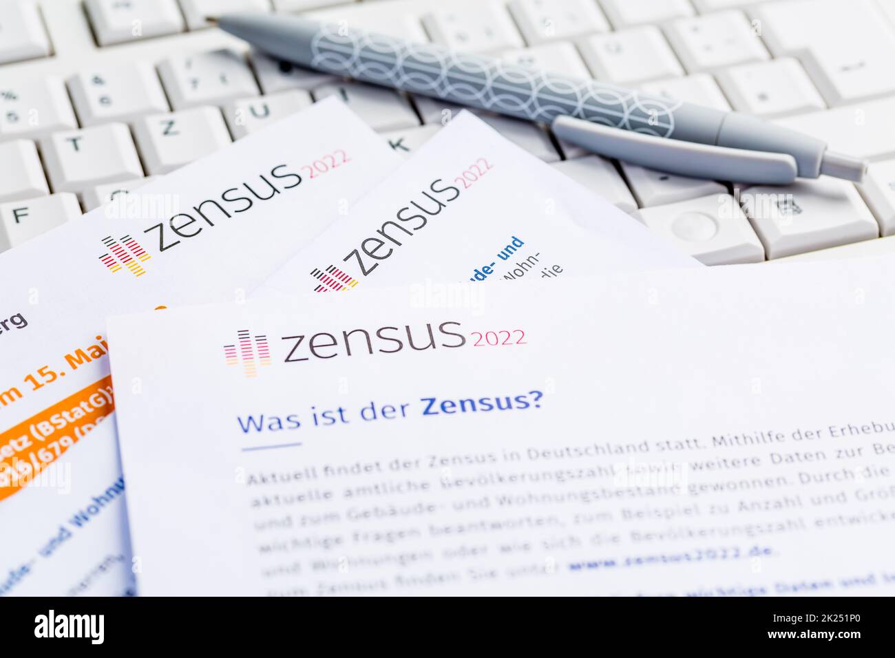 Censimento 2022 in Germania: Indagine governativa ufficiale per censimento (popolazione, edilizia e famiglia) con tastiera per sondaggio online Foto Stock