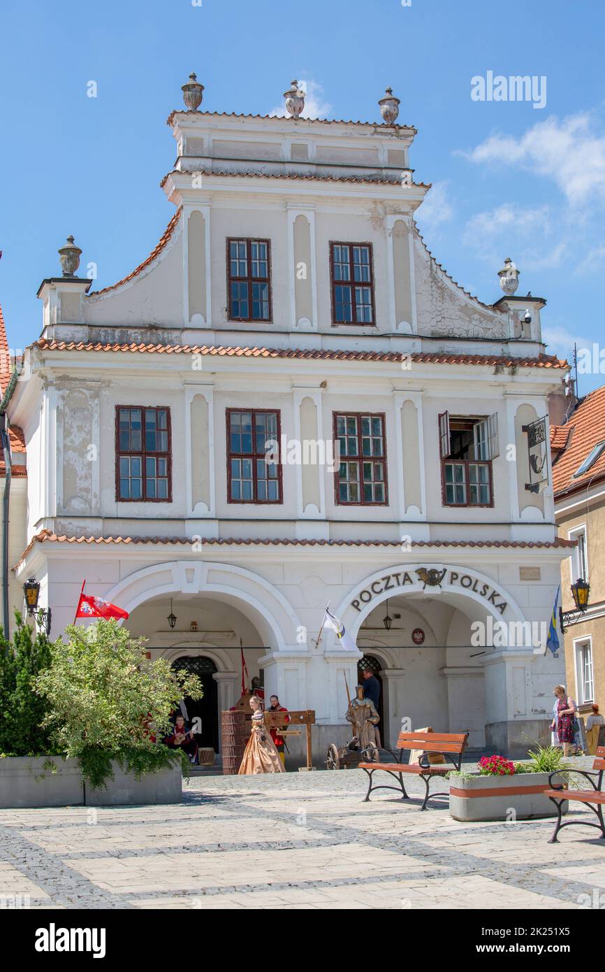 Sandomierz, Polonia - 10 luglio 2020: La casa di Olesnicki, un'ex casa di borghi dalla fine dei secoli 16th ° e 17th °. Attualmente è presente una pos Foto Stock