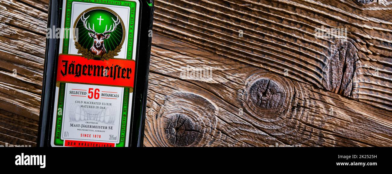 POZNAN, POL - Apr 13, 2022: Bottiglia di Jagermeister, digestivo tedesco fatto con 56 erbe e spezie, il prodotto ammiraglia di Mast-Jagermeister se Foto Stock